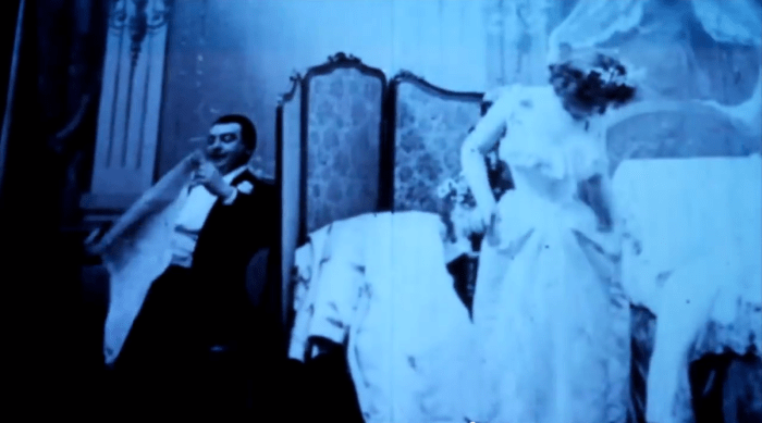 Valokuva wikipedian kautta Nykypäivän standardien mukaan tätä elokuvaa ei edes pidettäisi PG -luokiteltuna, mutta jo vuonna 1896, kun tämä huippuluokan elokuvateatteri osui näytöille, maailma muuttui mellakoksi. Elokuva on ranskalainen (tietysti) ja sen otsikko on Le Coucher de la Mariée, ii sisältää kohtauksen, jossa nainen riisuu vaatteensa kylpyhuoneessa, peseytyy ja pukeutuu sitten uudelleen. Va va va voom!
