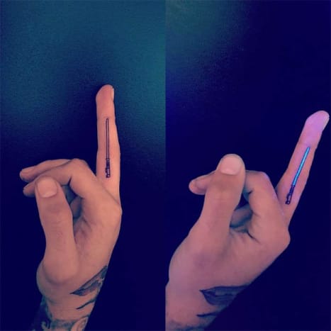 Zayn MalikFormer One Directioner, Zayn Malik, er den stolte ejer af en af ​​JonBoys mere kreative mini tats - et Star Wars lyssværd på langfingeren udført i UV -blæk, så det lyser blåt, når det sættes under blacklight.