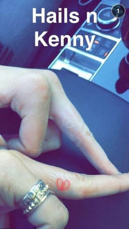 Kendall JennerGal -venner Hailey Baldwin og Kendall Jenner ramte JonBoy i august 2015 for at matche knuste hjertetatoveringer på deres fingre. Mens Hailey valgte en rød tatovering, holdt Kendall det enkelt med et diskret, hvidt stykke. Kendall havde også JonBoy blæk den lille hvide prik, hun havde tatoveret på sin finger to måneder før.