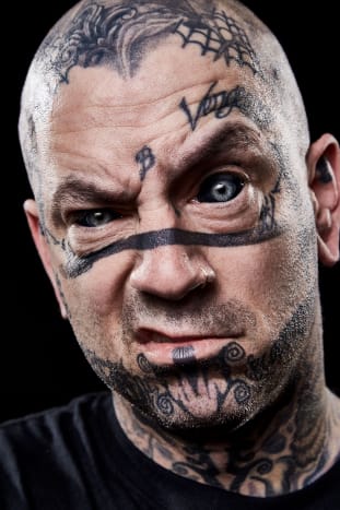 Foto af @shootmepeter For flere år siden tatoverede tatoveringsmand Johnny Nobody over det hvide i øjnene med sort blæk.