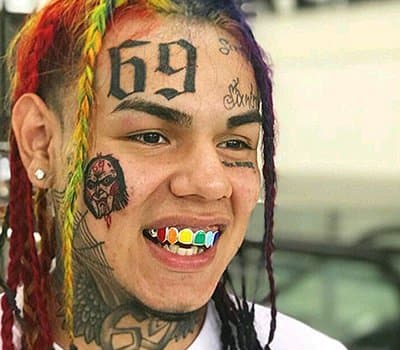 Som hans navn siger, har rapperen 6ix9ine eller Tekashi69, hvis rigtige navn er Daniel Hernandez, for det meste nummer 69 tatoveret over hele kroppen. Herunder et stort nummer 69 i ansigtet. Årsagen bag dette er tilsyneladende banderelateret.