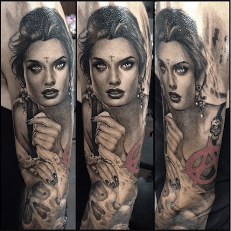 Garage InkTeneile Napolin Garage Ink on Australian arvostettu tyttöjen tatuointikauppa. Queenslandissa sijaitsevassa kaupassa on laadukkaita töitä joidenkin tatuointialan lahjakkaimpien naisten toimesta, jotka vaihtelevat tyyleistä Napolin allekirjoittamista mustista ja harmaista pinsseistä värirealismiin ja jopa kosmeettiseen kulmien tatuointiin. (Teneile Napolin tatuointi)