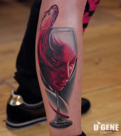 Hvem er den fantastiske dame i rødt? Åh, det er et glas vin? Dette er pinligt.