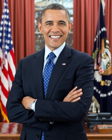 Præsident Barack Obama fotograferes under et præsidentportræt, der sidder til et officielt foto i Oval Office, 6. december 2012. (Officielt hvidt hus foto af Pete Souza)