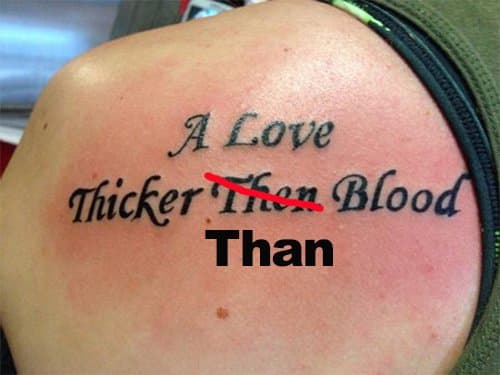 Oikaise tatuointisi. Ei, vakavasti, LATAA TATTOO. Tämä pätee erityisesti nimiin ja vieraisiin kieliin. Tatuointitaiteilija aikoo tehdä parhaansa, mutta ei koskaan haittaa, että toinen henkilö tarkistaa.