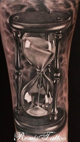 Det kommer til at tage noget tid. Godt arbejde, som denne tatovering af Remis, tager tid. Vi hader at dele det med dig, men du kommer ikke til at få tatoveret hele ryggen i tide til aftensmad. Eller alt på én gang. Eller hele denne måned. Vær tålmodig, og du ender med et fænomenalt stykke i tide.