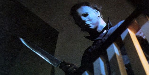 Εντάξει, αυτό δεν είναι μια ιστορία δολοφονίας, αλλά είναι ένα δροσερό κομμάτι απόκριες για το Halloween και θα τελειώσει αυτή την ιστορία με μια πιο ιδιότροπη νότα. Επειδή η ταινία Halloween είχε τόσο χαμηλό προϋπολογισμό, το τμήμα στήριξης αναζητούσε τη φθηνότερη μάσκα που θα μπορούσε να βρει για τον χαρακτήρα του Michael Myers. Βρήκαν μια μάσκα William Shatner αξίας 2 δολαρίων σε ένα τοπικό κατάστημα κοστουμιών και αποφάσισαν ότι θα το έκαναν. Το τροποποίησαν λίγο με το σπρέι βάφοντας το λευκό, πράγμα που το έκανε κάπως ανατριχιαστικό και τελικά έγινε μια από τις εμβληματικές εικόνες του κινηματογράφου τρόμου.