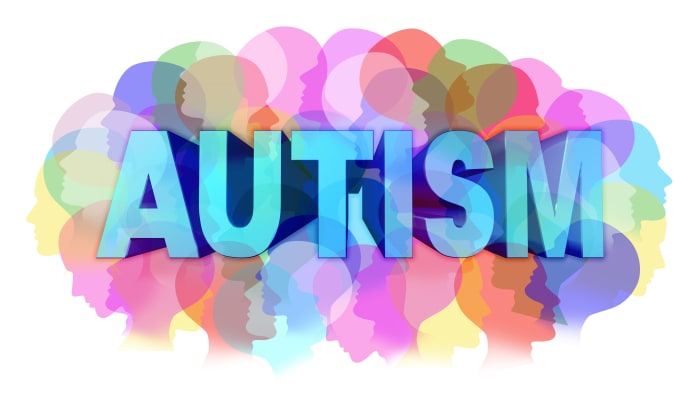 Autismin diagnoosi ja autistinen häiriökonsepti tai ASD -konsepti ihmiskasvojen ryhmänä, joka näyttää värikuvion mielenterveysongelman symbolina lääketieteelliseen tutkimukseen ja yhteisön koulutuksen tukeen ja resursseihin.