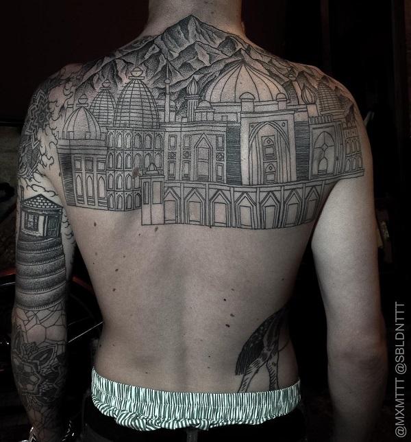 Vuoren ja palatsin selän tatuointi miehelle
