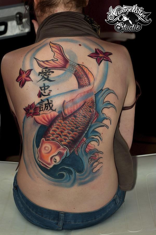 Tyttömäinen tatuointi värillisillä koi -kaloilla, aaltoilla ja tähdillä