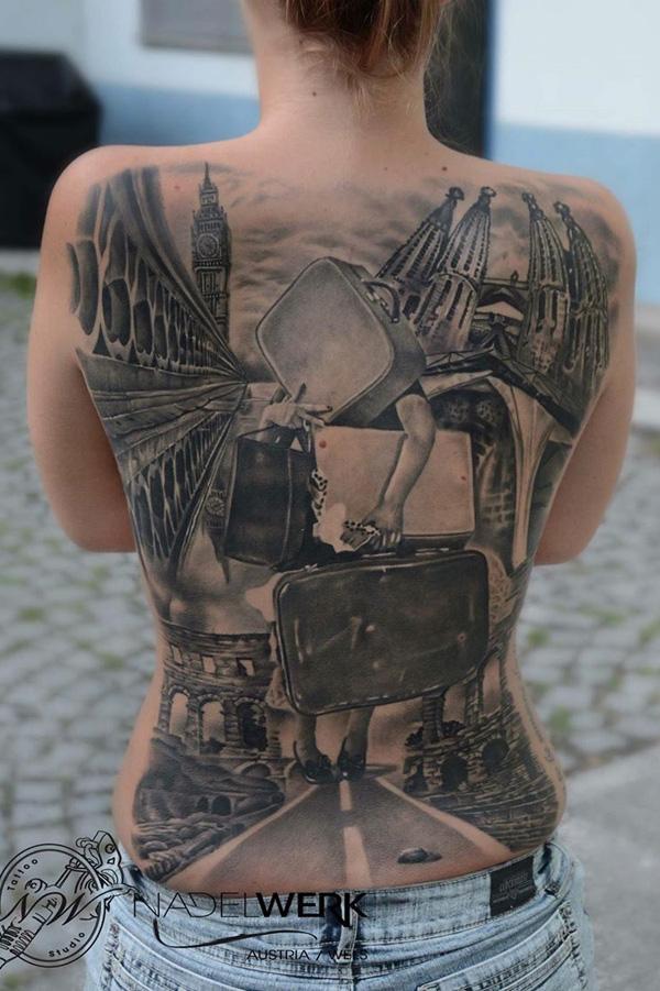 täysi selkä tatuointi kaupungin elämästä - muutto harmaasävyisessä talossa