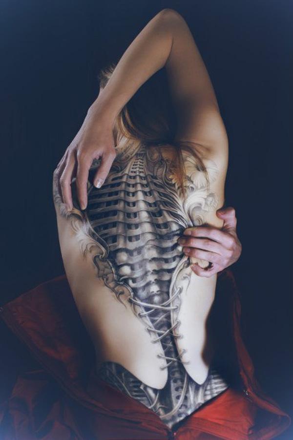 Τρομακτικό ανοιχτό τατουάζ πλάτης της σπονδυλικής στήλης
