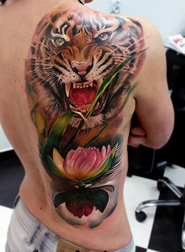 Ρεαλιστικό τατουάζ προσώπου Lotus και Tiger στο μισό πίσω μέρος