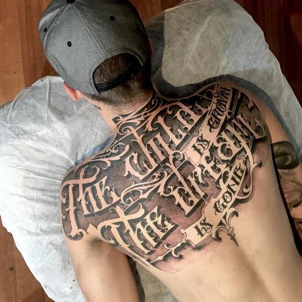 Awesom τατουάζ στο άνω μέρος της πλάτης για άνδρες