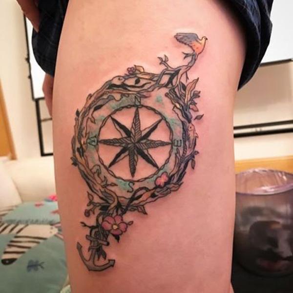 Antiikki merenkulku kompassi ja ankkurimuste jalassa tytöille