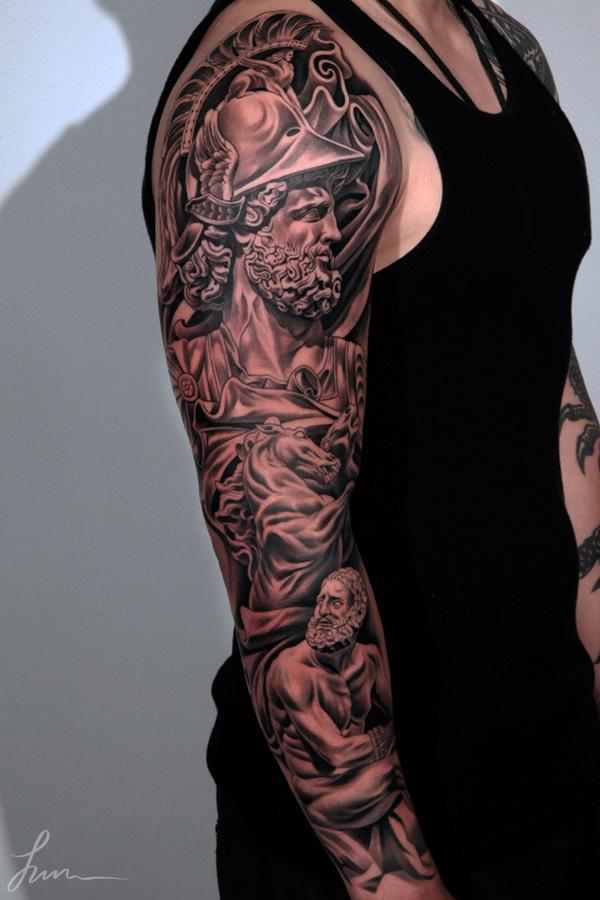 Imponerende Warrior Tattoo placeret på fuld arm til mænd