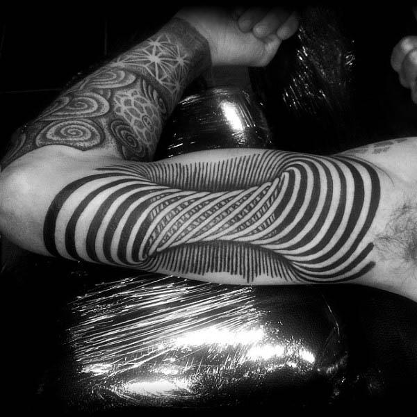 optisk illusion geometrisk tatoveringstatovering på armen til mænd