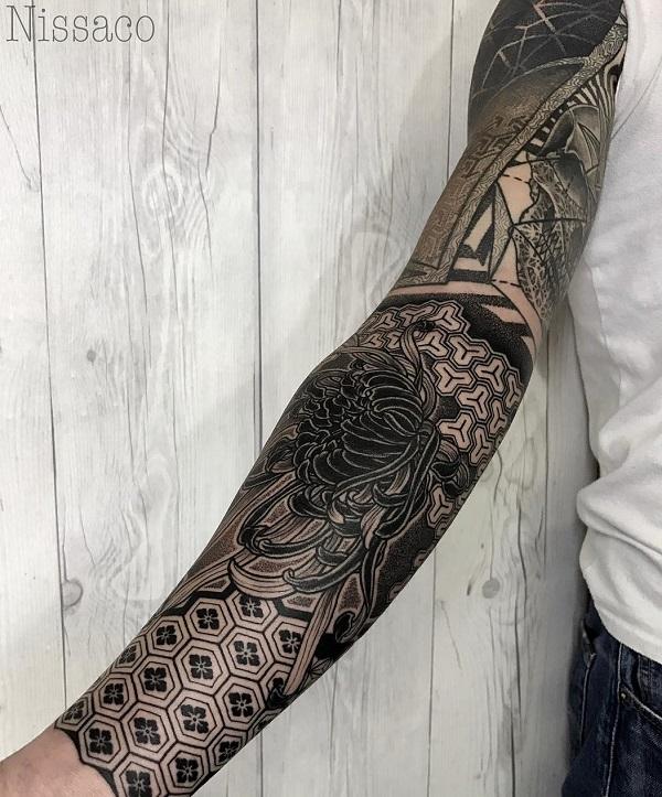krysantemum tema tatovering med fuld ærme