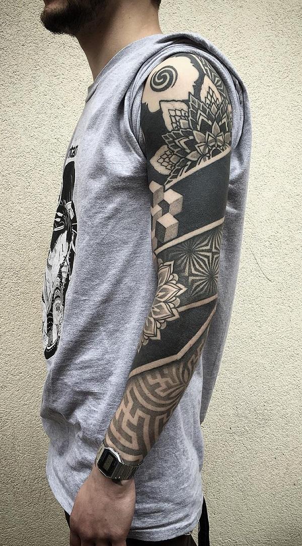 Blackwork -täyshihainen tatuointi, jossa on mandala ja geometriset muodot