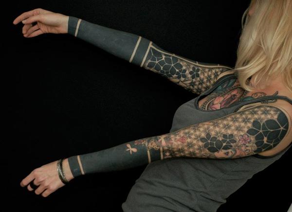 Sortarbejde med stilfulde mønstre på fuld arm til hunner