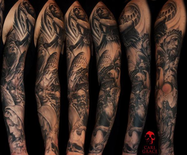 Sort og hvid tatovering med religiøst tema på armen