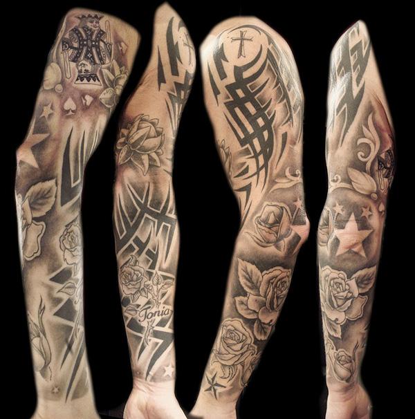 Sort og grå tatovering med blomster og flere symboler i fuld arm