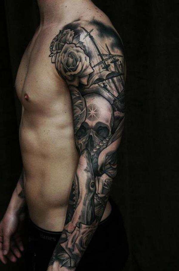 Sort og grå tatovering med kranium, rose og båd på armen til mænd