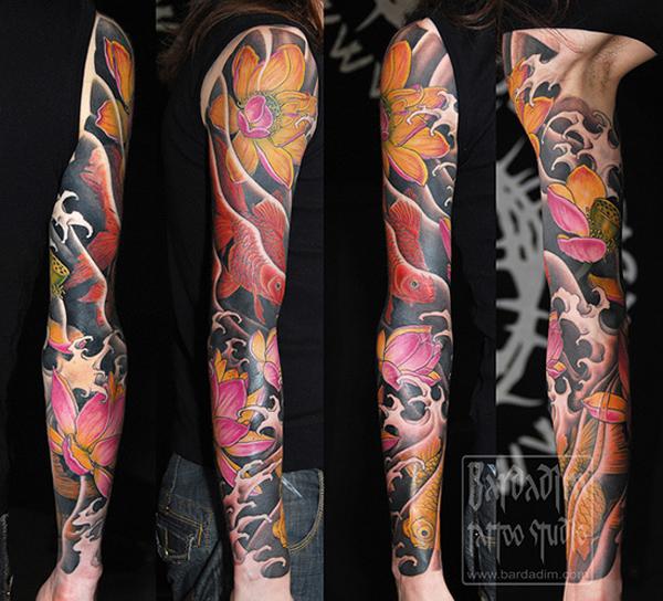 Farvet japansk tema tatovering med kio fisk, lotus og bølge på fuld arm