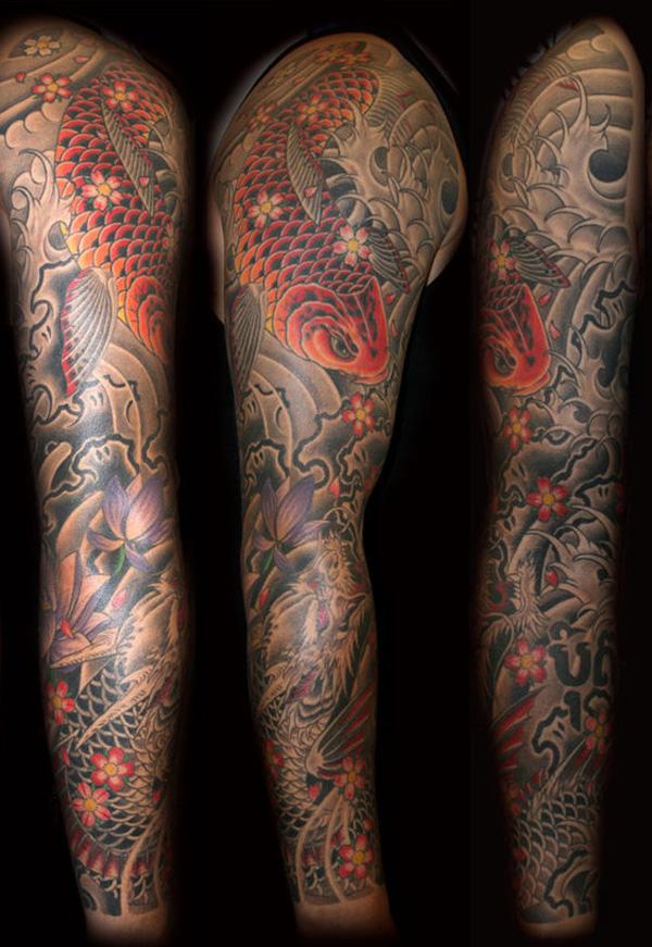 Arm tatovering med Dragon og Koi fisk