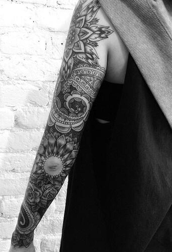 Sort og hvid ærmet tatovering med mandala inspirerede mønstre