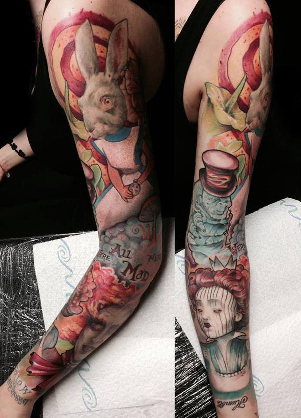 Alice in Wonderland tatovering med fuld ærme