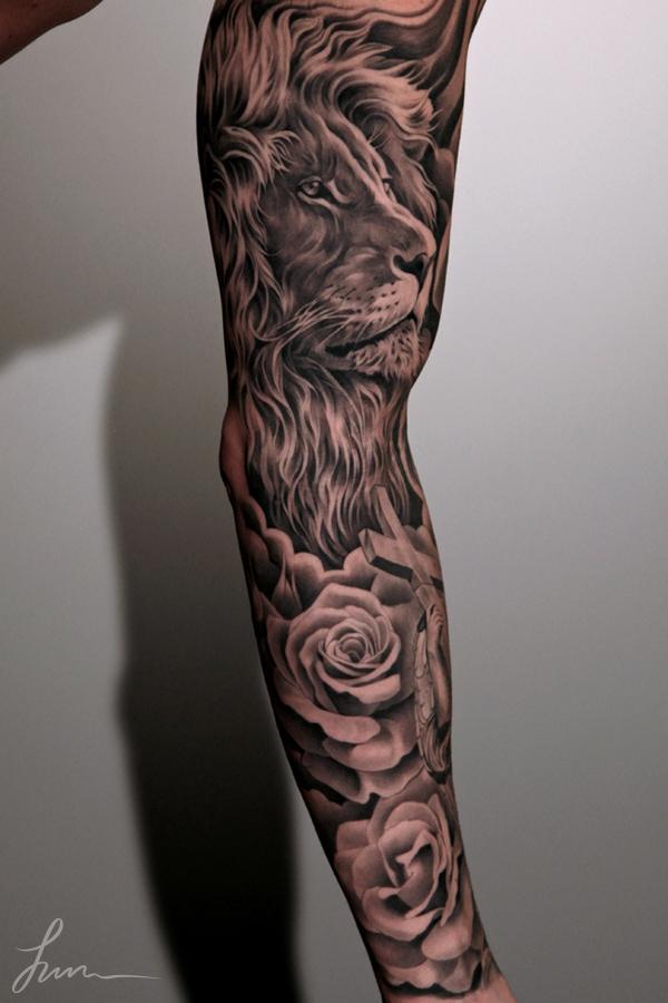 Løve og roser ærmet tatovering