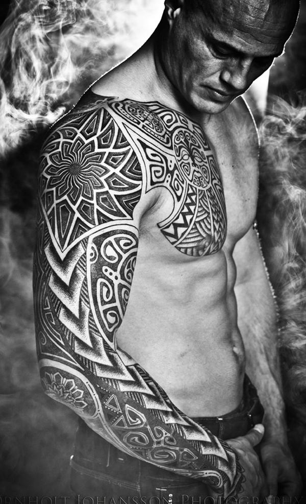 fuld ærme tribal Titan tatovering i sort og grå
