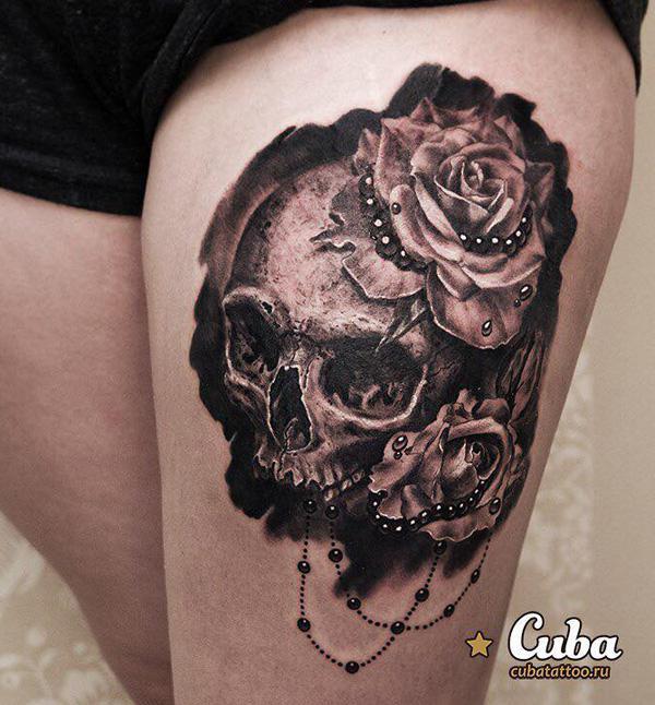 Κρανίο με τατουάζ τριαντάφυλλο και βραχιόλια