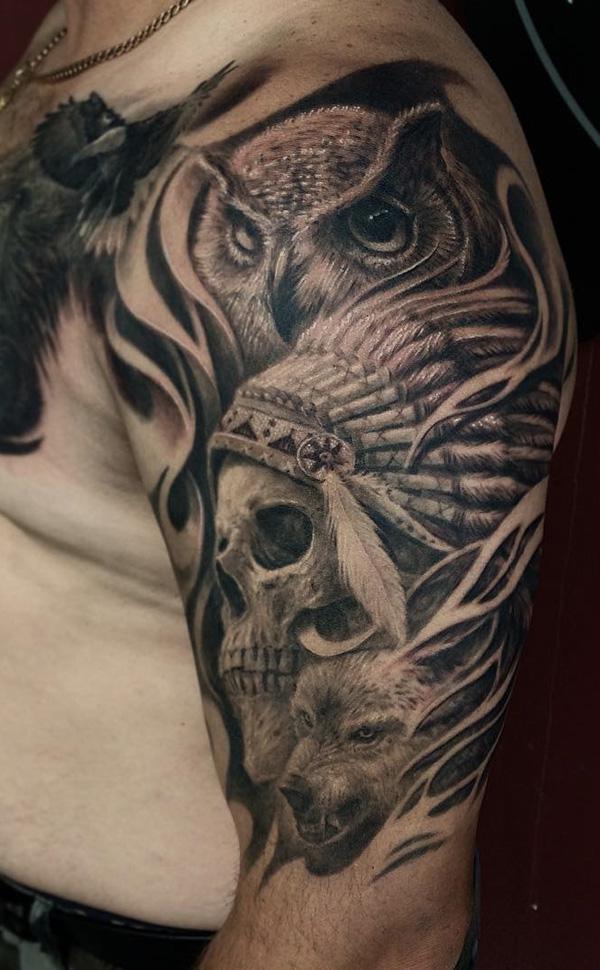 Ιθαγενής Αμερικανός εμπνευσμένος τατουάζ με μοτίβα κουκουβάγιας και λύκου