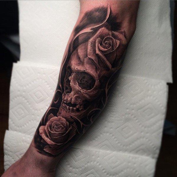 kranium rose tatovering på underarmen