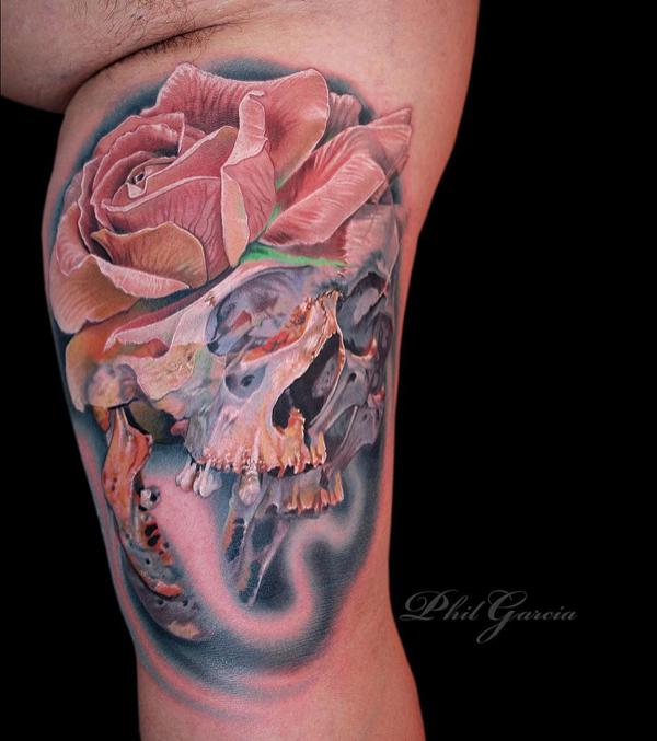 Farverig kranium med tatovering af rosenhoved