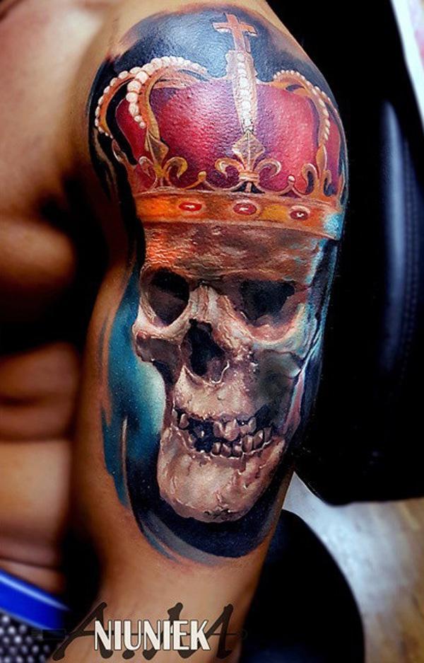 Farverig kronet tatovering med kraniumærme