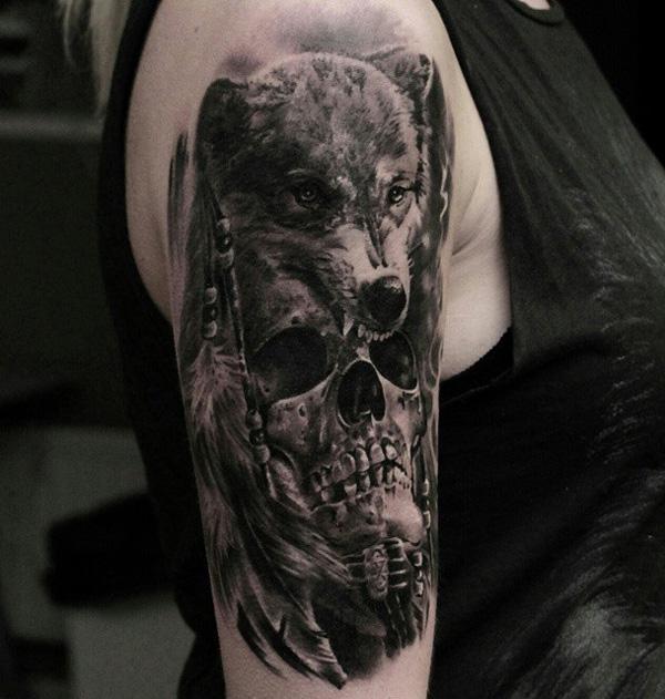 Kranium og ulv tatovering
