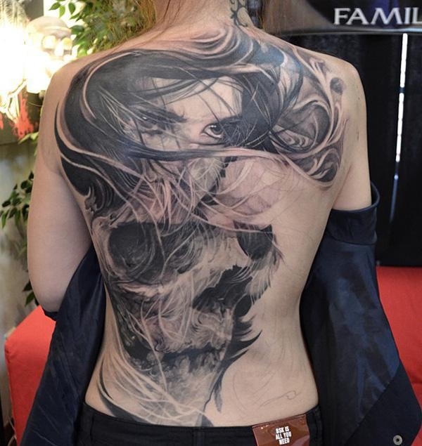 kranium og pige portræt tatovering på ryggen til kvinde