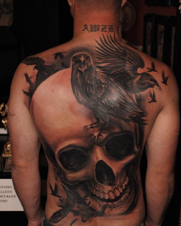 Fullback kranium og krager tatovering