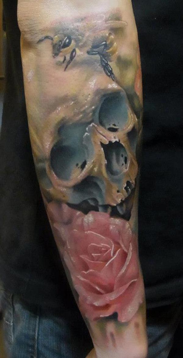 Τριαντάφυλλα και κρανίο λιωμένα στο τατουάζ σάρκας