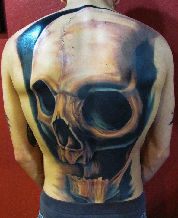 Γιγαντιαίο τατουάζ κρανίου στην πλάτη