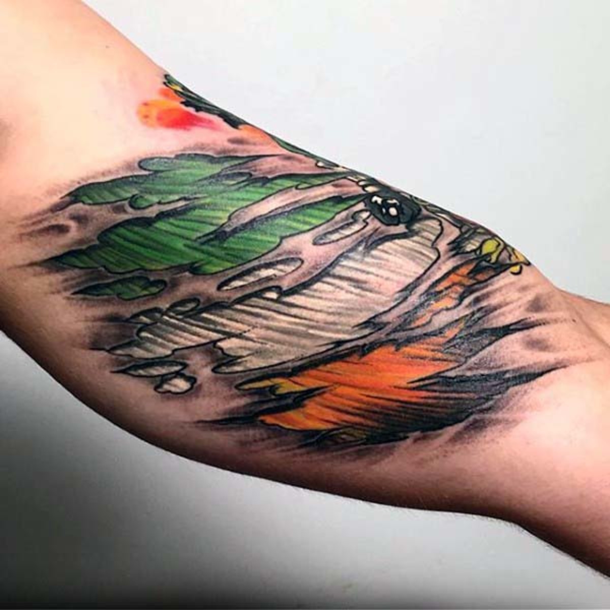 grøn-orange-og-hvid-irsk-flag-herrer-revet-hud-arm-tatovering