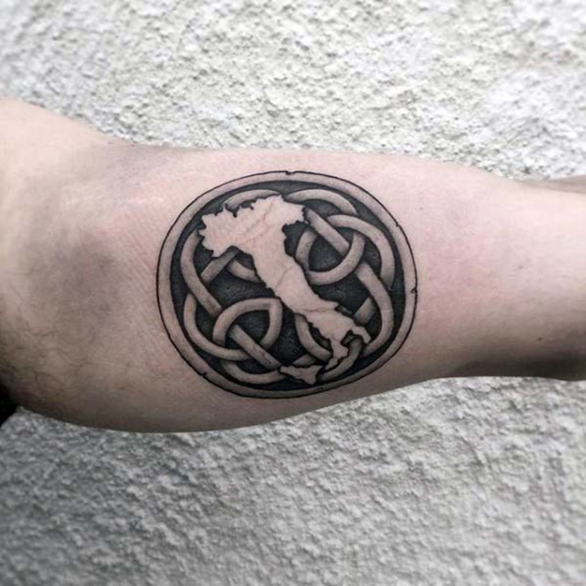 irsk-kort-med-knude-herre-indre-arm-tatoveringer