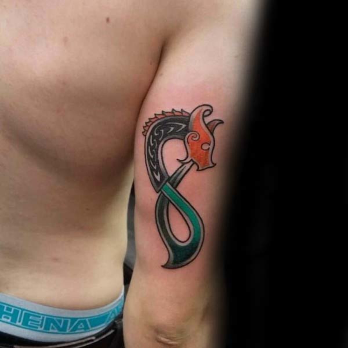 mand-med-sej-irsk-drage-tricep-tatovering