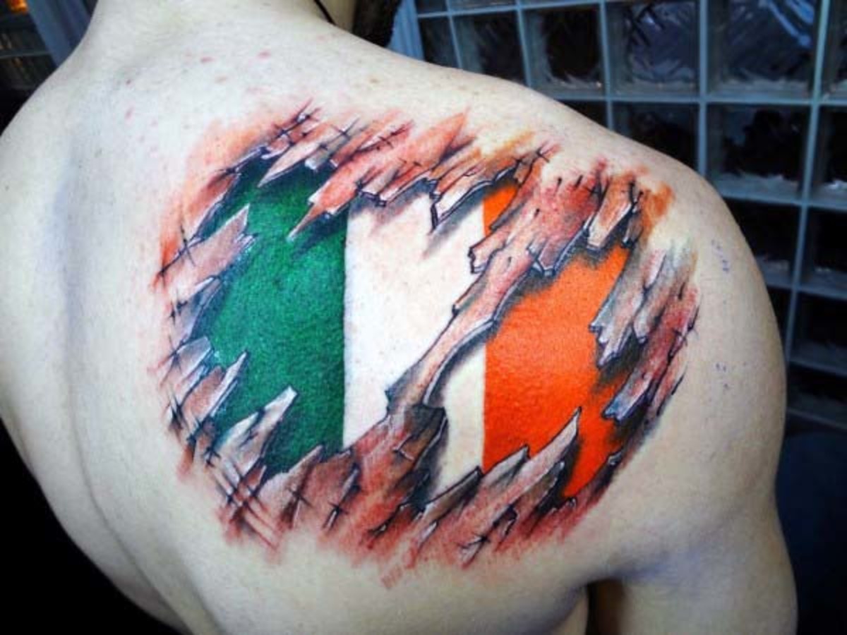 mand-med-irsk-flag-revet-hud-skulder-tatovering-design