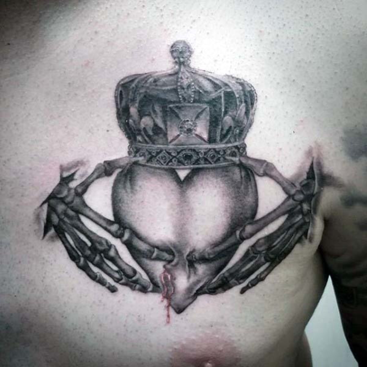 herre-med-skelet-hænder-claddagh-irsk-tatovering-på-øvre bryst