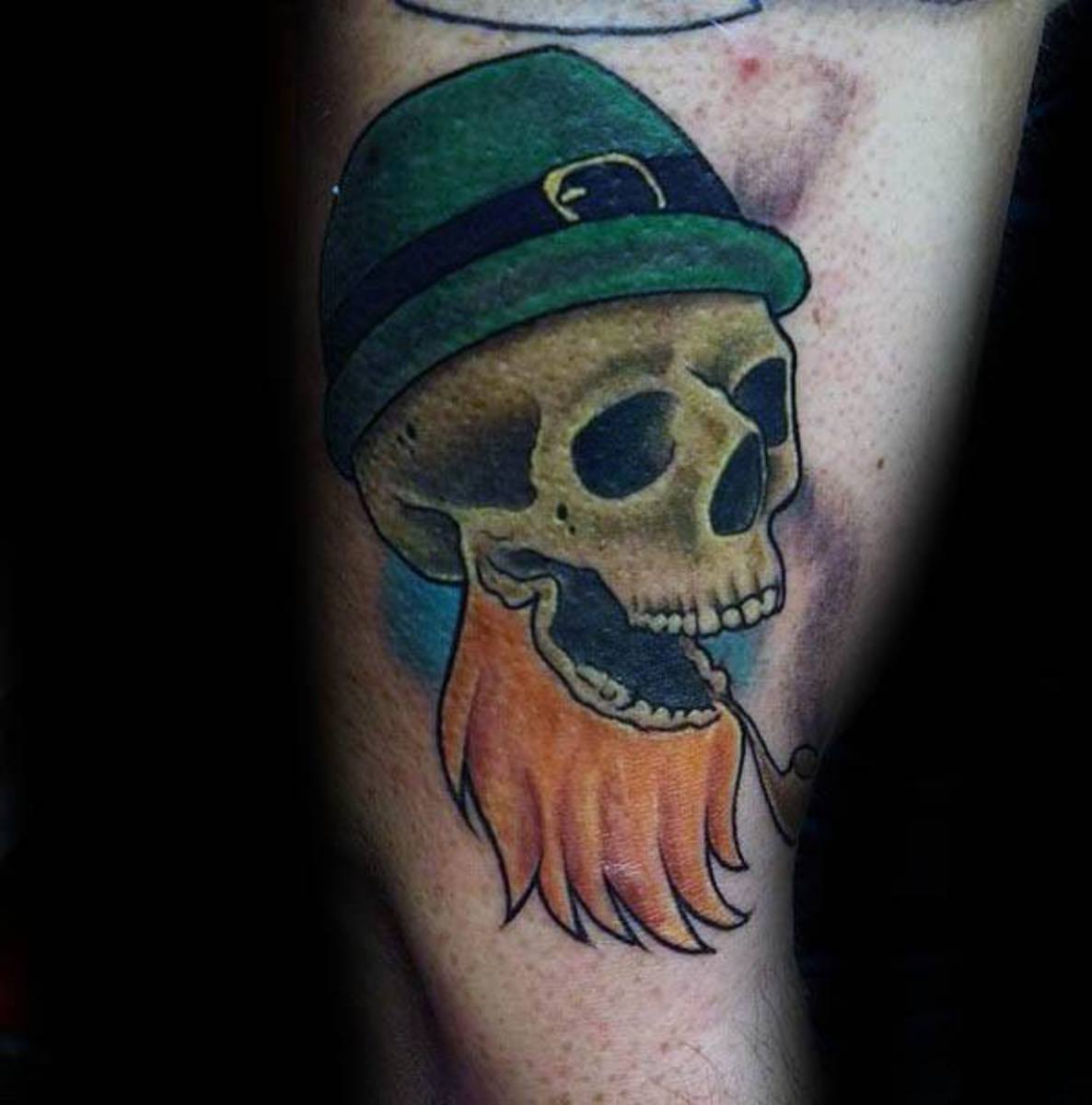 arm-kranium-leprechaun-tatovering-design-på-mand