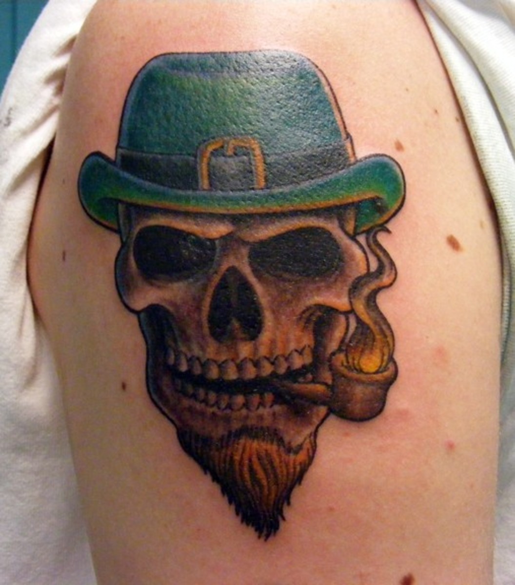 Leprechaun-rygning-kranium-tatovering-på-venstre-skulder